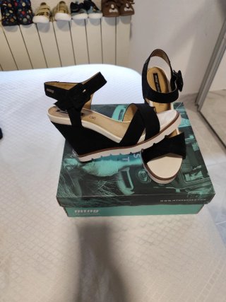 Sandalias Mustang cuña negras y blancas