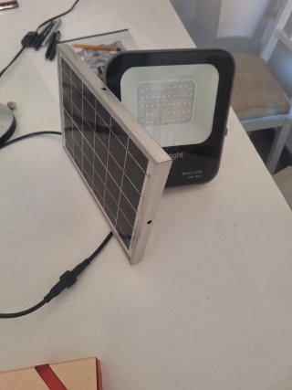 Foco Solar LED Negro y Plateado