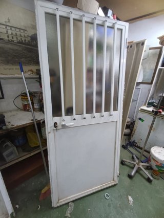 Puerta de aluminio con cristal translúcido