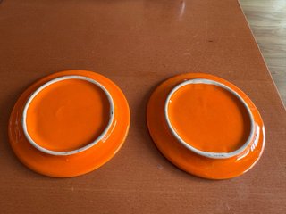 Piccoli piatti in ceramica arancione vintage