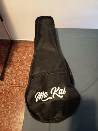 Ukelele con funda y correa Ma Kai