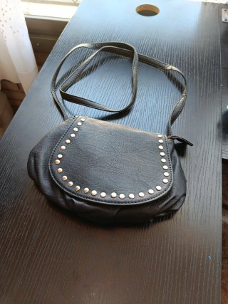Bolso bandolera pequeño con tachuelas