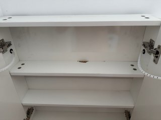 Mueble de baño con espejo y luz