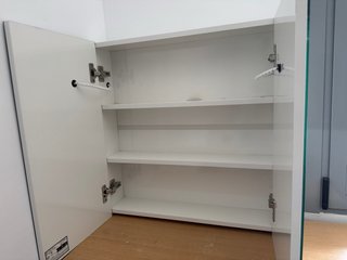 Mueble de baño con espejo y luz