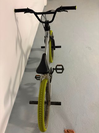 Bicicleta BMX Gris con Ruedas Verdes