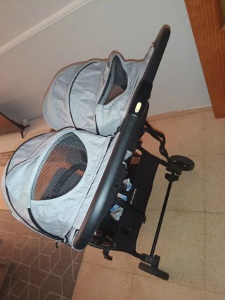 Carro gemelar gris en perfectas condiciones.