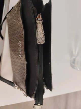Bolso Guess Elegante Negro y Marrón