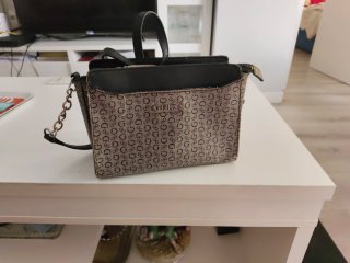 Bolso Guess Elegante Negro y Marrón