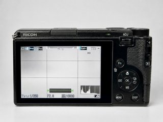 Cámara Ricoh GR IV + Accesorios