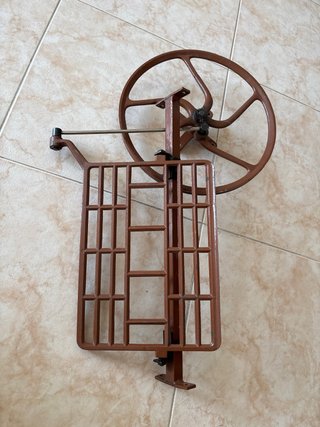 Pieza antigua máquina coser metal