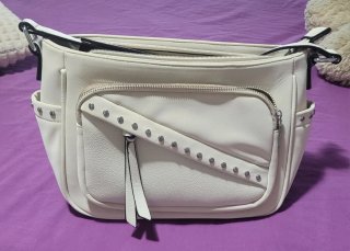Bolso beige sin estrenar con tachuelas