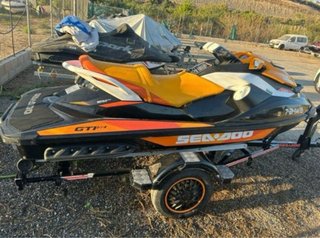 Moto de agua Sea-Doo negra y naranja