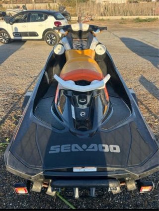 Moto de agua Sea-Doo negra y naranja