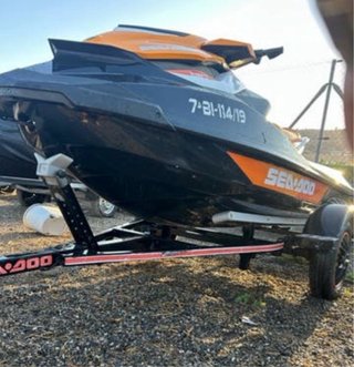 Moto de agua Sea-Doo negra y naranja