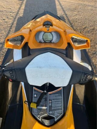 Moto de agua Sea-Doo negra y naranja