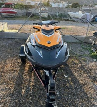 Moto de agua Sea-Doo negra y naranja
