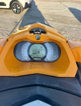 Moto de agua Sea-Doo negra y naranja
