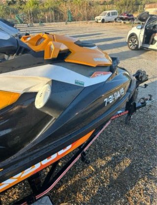 Moto de agua Sea-Doo negra y naranja