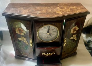 Joyero musical con reloj, espejos y departamentos