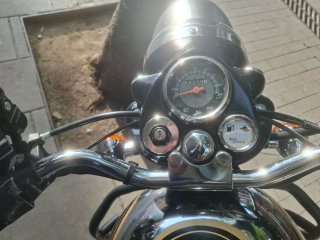 Royal Enfield Bullet 500 negra, cromo y dorada