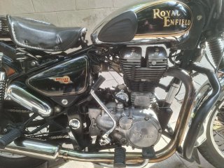 Royal Enfield Bullet 500 negra, cromo y dorada