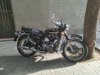 Royal Enfield Bullet 500 negra, cromo y dorada