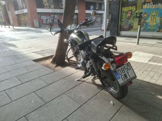 Royal Enfield Bullet 500 negra, cromo y dorada