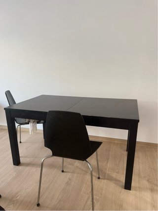 Mesa extensible y 4 sillas negras