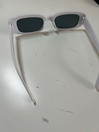 Gafas de Sol Blancas Lentes Negras Modernas