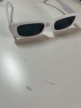 Gafas de Sol Blancas Lentes Negras Modernas
