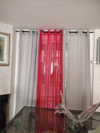Cortinas grises y rojas