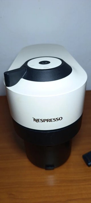 Cafetera Nespresso Vertuo Blanca y Negra