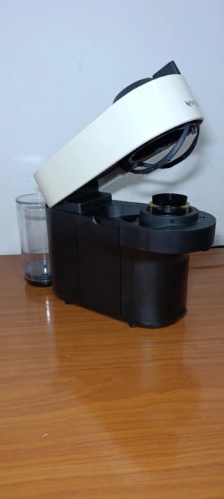 Cafetera Nespresso Vertuo Blanca y Negra