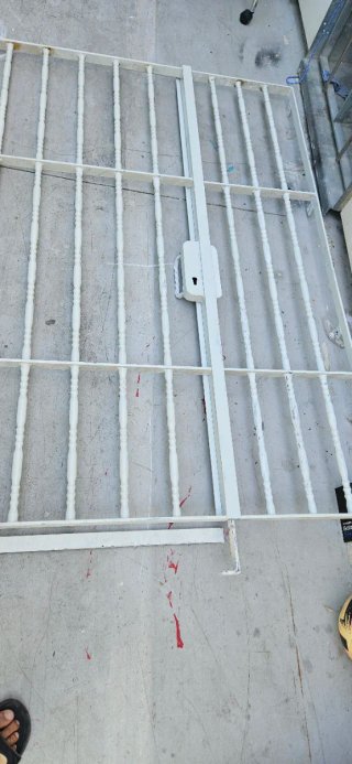 Reja de seguridad metálica blanca