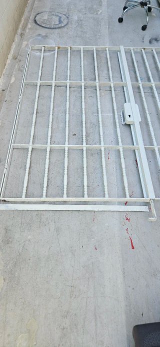 Reja de seguridad metálica blanca