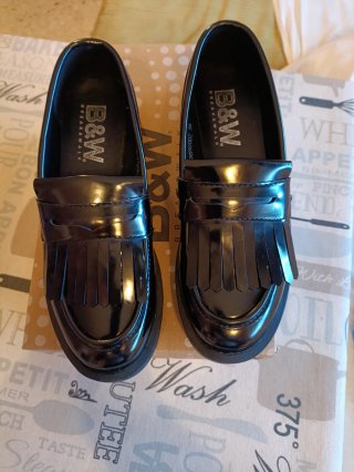 Zapatos negros de charol con suela track