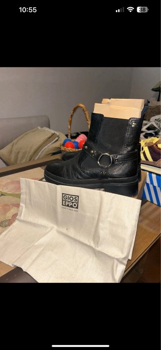 Botines negros con hebilla y tachuelas