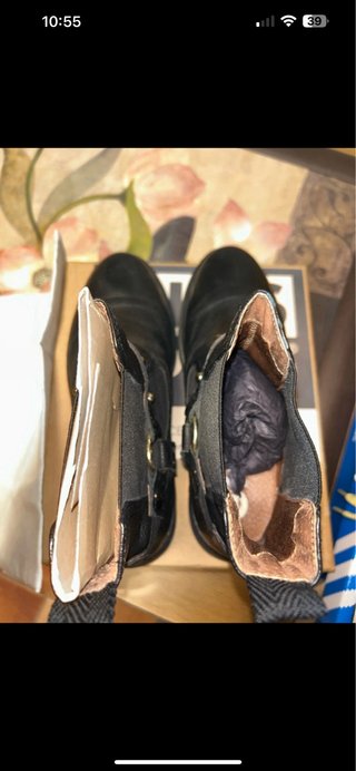 Botines negros con hebilla y tachuelas