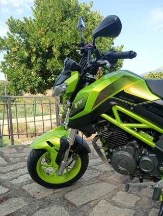 Benelli TNT 125cc Naked Verde