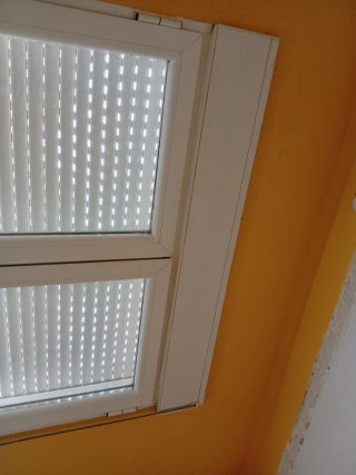 Ventana balcón 125x230 con persiana