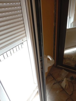 Ventana balcón 125x230 con persiana