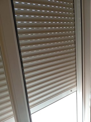 Ventana balcón 125x230 con persiana