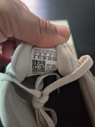 Zapatillas Adidas Blancas y Beige