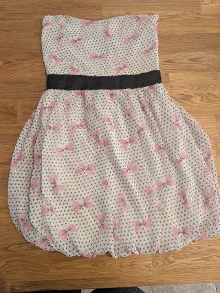 Vestido strapless blanco con lazos rosas