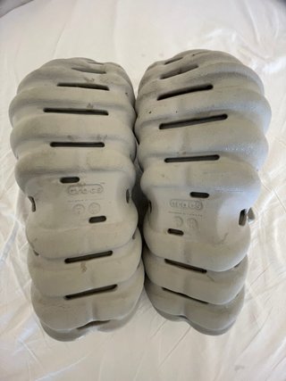 Crocs grises