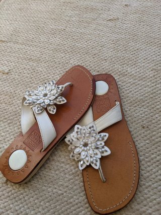 Chanclas Giossepo Piel Flores Blancas