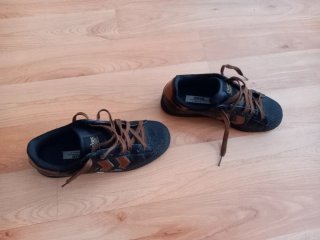 Zapatillas deportivas negras y marrones