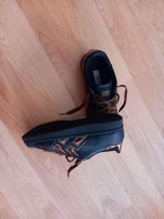 Zapatillas deportivas negras y marrones