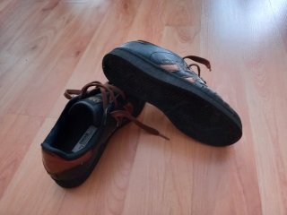 Zapatillas deportivas negras y marrones