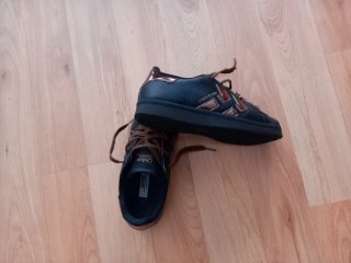 Zapatillas deportivas negras y marrones